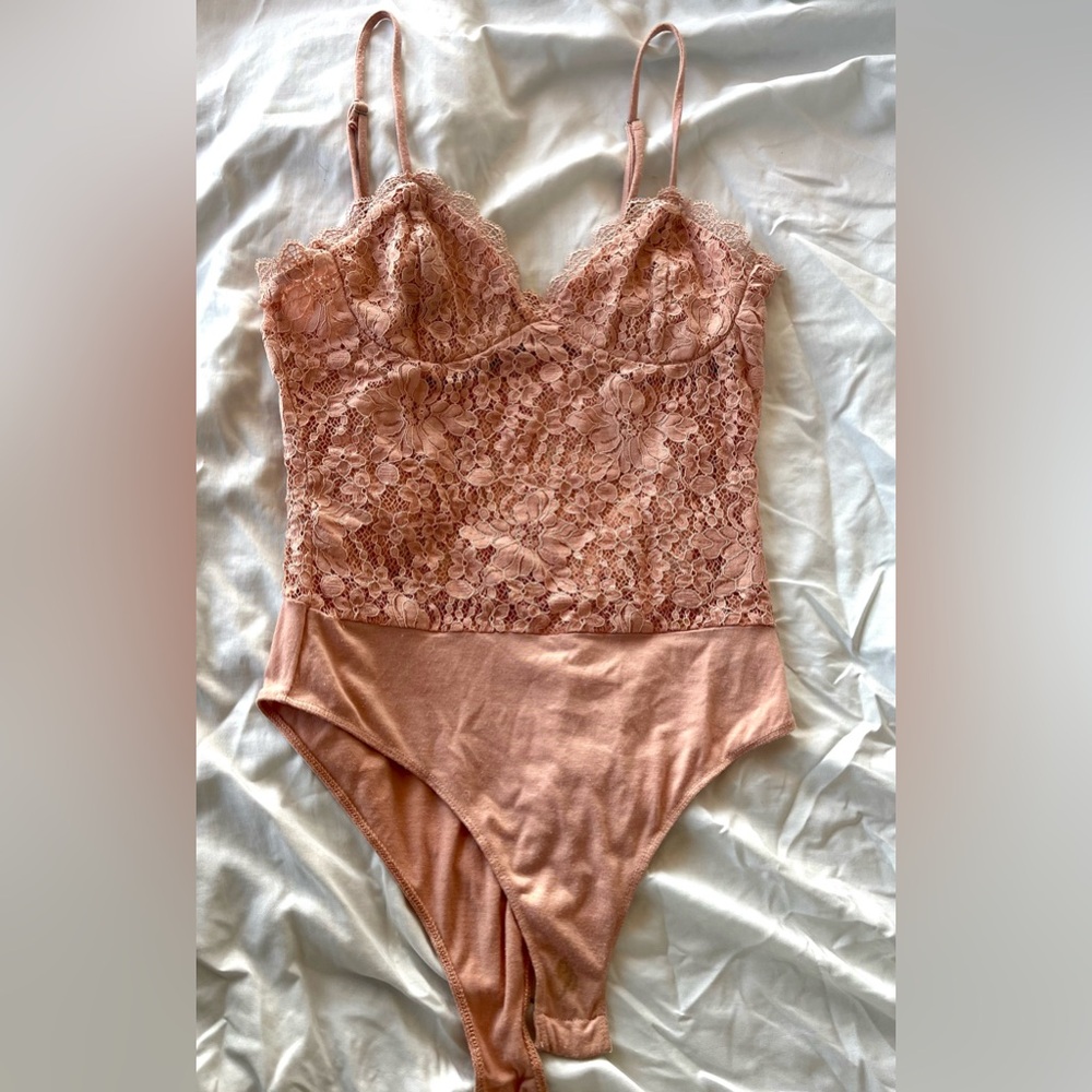 Forever 21 peach lace bodysuit size S